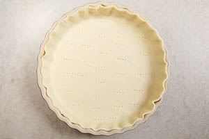 Quiche-Teig in die Form dr&uuml;cken
