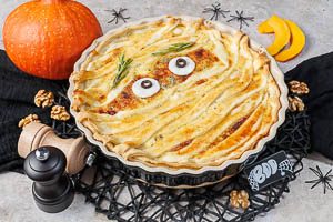 Halloween-Quiche mit K&uuml;rbisf&uuml;llung warm oder kalt servieren