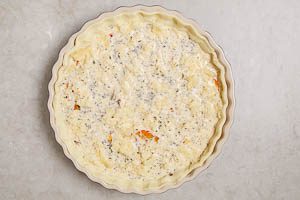 Sahneguss &uuml;ber die Quiche-F&uuml;llung geben