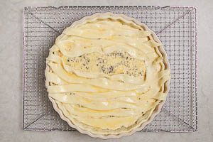 Teigstreifen &uuml;ber die Quiche legen