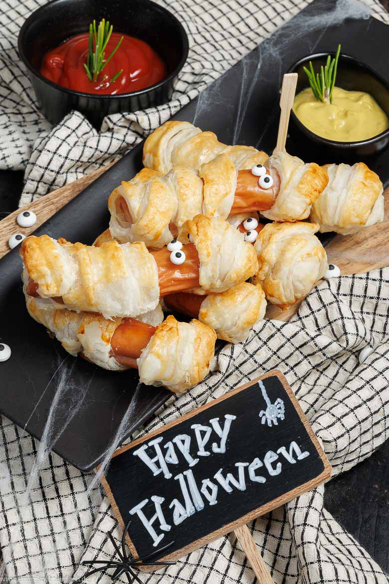 W&uuml;rstchen in Bl&auml;tterteig als Party-Snack