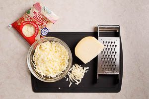 Geriebenen Gouda mit geriebenem Mozzarella vermengen