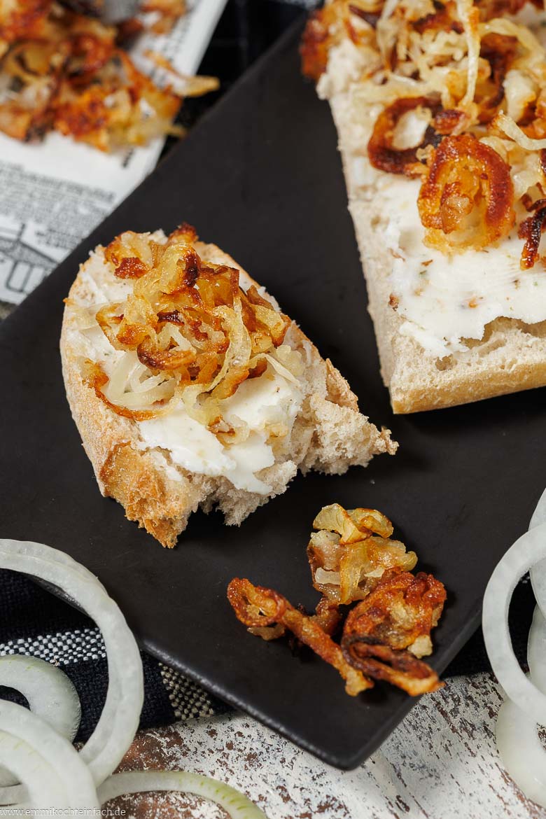 Einfaches Rezept f&uuml;r R&ouml;stzwiebeln als Topping