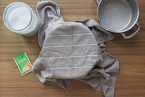 Hefe und Zucker in die Milch geben, dann in die Mulde gießen.