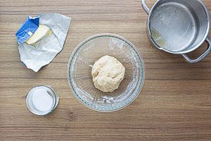 Butter und Salz zugeben und verkneten.