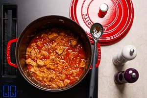 Umr&uuml;hren und das Szegediner Gulasch nachw&uuml;rzen.