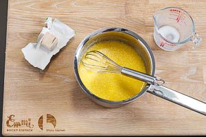 Frischhefe in geschmolzener Butter und Milch aufl&ouml;sen
