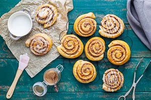 Gebackene Zimtschnecken vom Blech verzieren