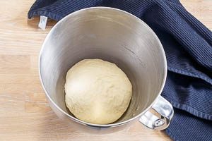 Teig als Kugel geformt ruhen lassen