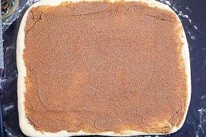 Zimtpaste auf dem Teig verstreichen