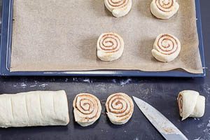 Zimtschnecken-Rolle in St&uuml;cke schneiden