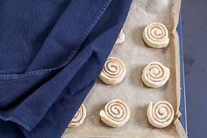 Zimtschnecken auf dem Blech ruhen lassen
