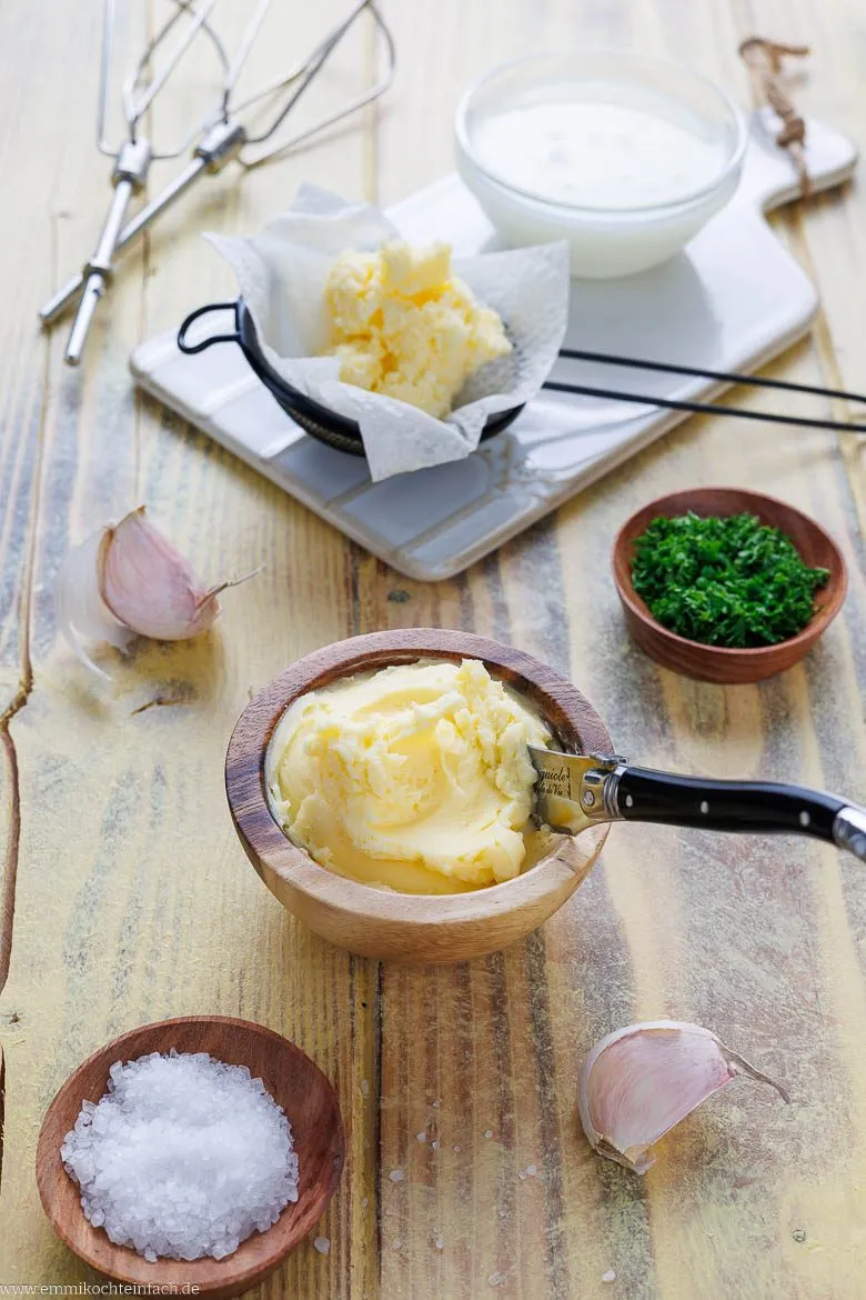 Selbstgemachte Butter mit Kr&auml;utern und Knoblauch