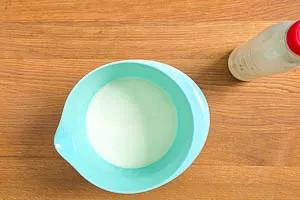 Sahne in eine Sch&uuml;ssel geben und aufschlagen.