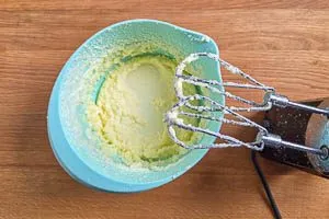 Irgendwann setzt sich die Buttermilch ab.