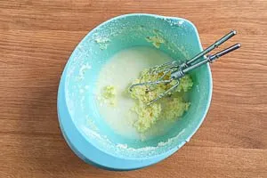 Gr&ouml;&szlig;ere Butterklumpen entstehen.