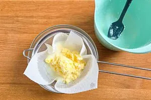 Butter auf ein K&uuml;chenpapier geben und abtropfen lassen.