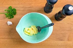 Die selbstgemachte Butter mit Knoblauch, Kr&auml;utern oder Gew&uuml;rzen verfeinern.