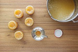 Apfelmarmelade in Schraubgläser füllen, verschließen und auf den Kopf drehen