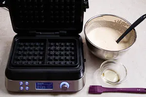 Waffeleisen aufheizen und mit etwas Öl bepinseln