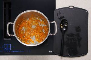 Knoblauch zugeben und mit andünsten.