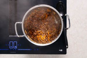 Hackfleisch mit in den Topf geben.