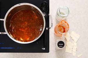 Lasagneplatten hineinbrechen.