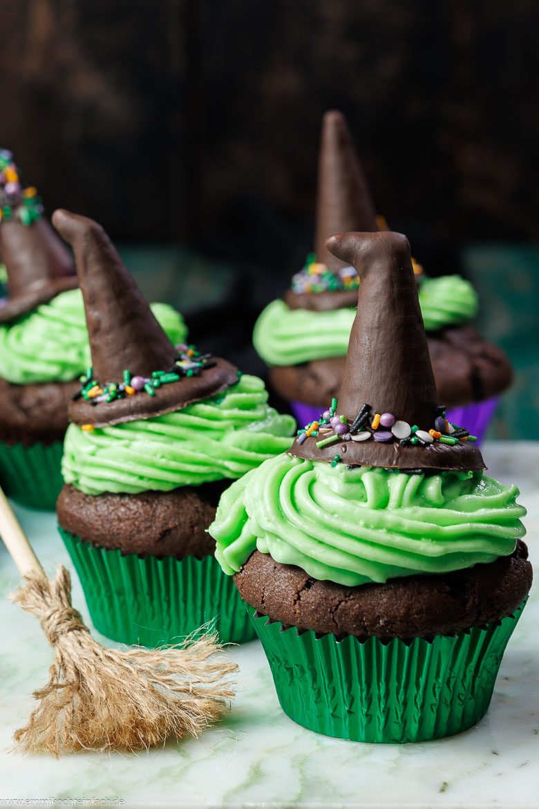 Hexen-Muffins mit gr&uuml;nes Frosting und Schoko-Hexenh&uuml;ten