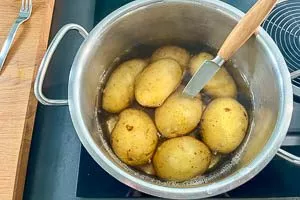 Gartest für Pellkartoffeln mit einem Messer