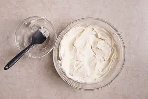 Sahne unter die Mascarponecreme heben