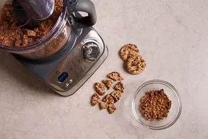 Cookies mit einem Multizerkleinerer zerbr&ouml;seln.