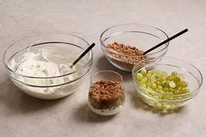 Abwechselnd die drei Elemente &uuml;bereinander ins Glas schichten.