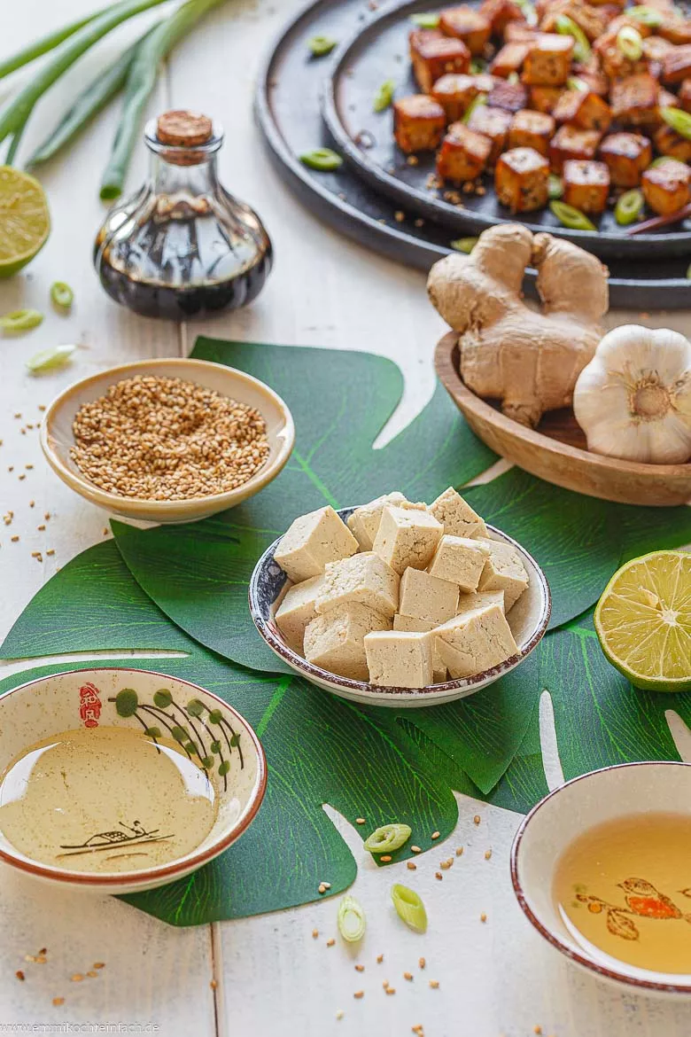 Würzige Marinade aus Sojasoße, Knoblauch, Limettensaft, Apfelessig, Sesamöl und Agavendicksaft